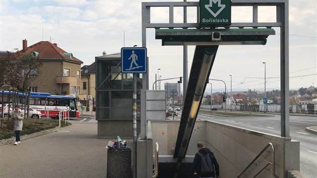 Kvli prsaku vody do stanice metra A Boislavka nejezd metro mezi Nmstm Mru a Petinami (21. jna 2018).