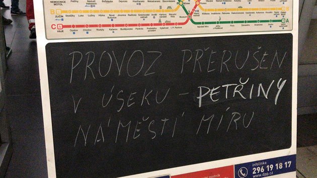 Kvli prsaku vody do stanice metra A Boislavka nejezd metro mezi Nmstm Mru a Petinami (21. jna 2018).