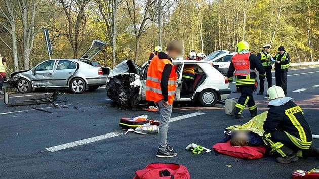 Na silnici vedouc od Karlovch Var do Beova nad Teplou se eln stetla dv auta (21. jna 2018).