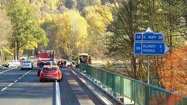 Na silnici vedouc od Karlovch Var do Beova nad Teplou se eln stetla dv auta (21. jna 2018).