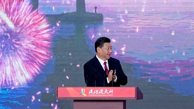 nsk prezident Si in-pching otevel nejdel most vedouc pes moe, m 55 kilometr a spojuje nsk zem Hongkong, Macao a msto u-chaj v pevninsk sti zem. (23.10.2018)