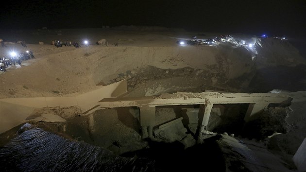 P�i bleskov�ch z�plav�ch v Jord�nsku u Mrtv�ho mo�e zem�ely dv� des�tky lid�. (25.10.2018)