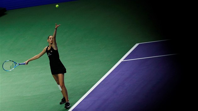 Tenistka Karolna Plkov podv bhem prvnho duelu na Turnaji mistry.