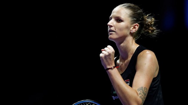 Tenistka Karol�na Pl�kov� slav� v�t�zstv� na Turnaji mistry� nad obh�jkyn� Caroline Wozniackou.