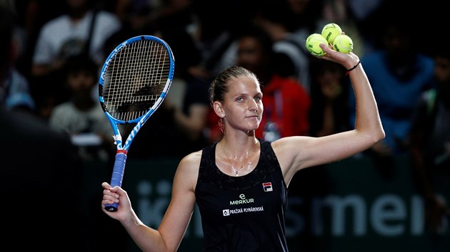 Tenistka Karol�na Pl�kov� slav� v�t�zstv� na Turnaji mistry� nad obh�jkyn� Caroline Wozniackou.