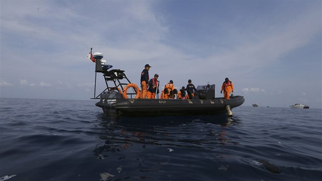Záchranáři pátrají po přeživších i troskách letounu aerolinek Lion Air JT610 , který se zřítil několik minut po startu z indonéské Jakarty. (29. října 2018)