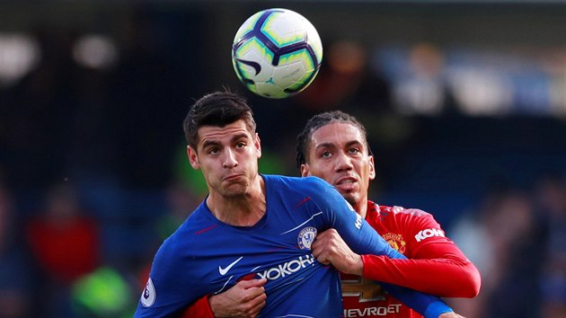 Álvaro Morata z Chelsea (v modrém) bojuje o míč s Chrisem Smalling z Manchesteru United.