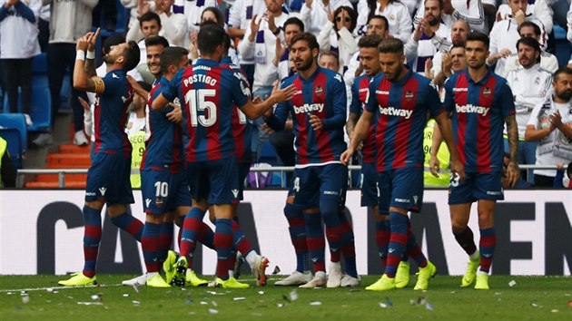 Fotbalisté Levante slaví jednu ze svých branek do sítě Realu Madrid.