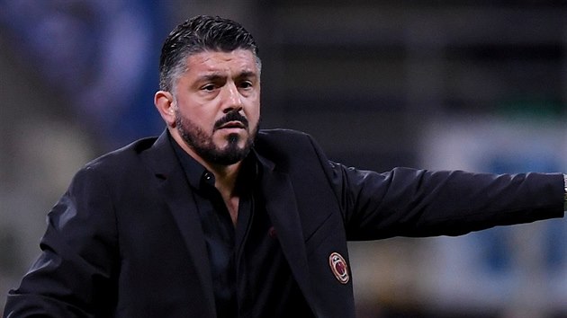 Trenér AC Milán Gennaro Gattuso během zápasu s Interem.