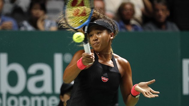 DEBUT. Japonsk tenistka Naomi sakaov hraje na Turnaji mistry poprv, pi svm vodnm vystoupen el Ameriance Sloane Stephensov. Ob maj ve sbrce trofej tu pro vtzku z US Open.