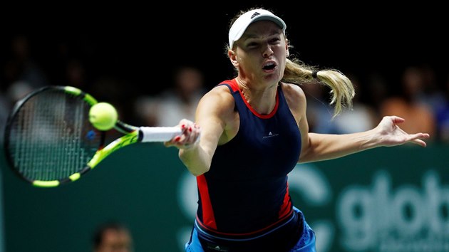 SVTOV TROJKA. Dnsk tenistka Caroline Wozniack hraje v Singapuru na Turnaji mistry.