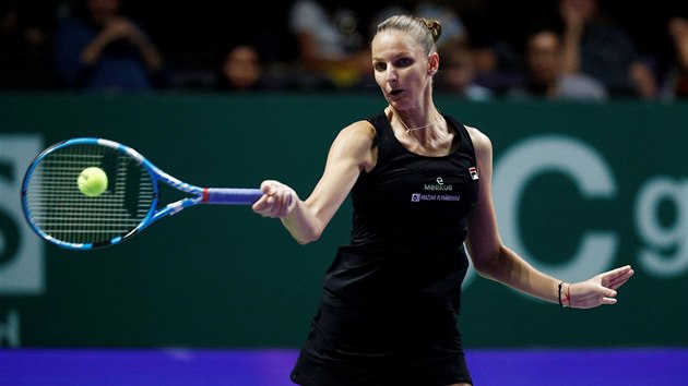FORHEND. esk tenistka Karolna Plkov hraje forhendem v zpase proti Ukrajince Elin Svitolinov.