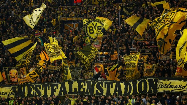 NEJLEPŠÍ FANOUŠCI? Příznivci Dortmundu tlačí svůj tým v utkání základní skupiny Ligy mistrů proti Atlétiku Madrid.