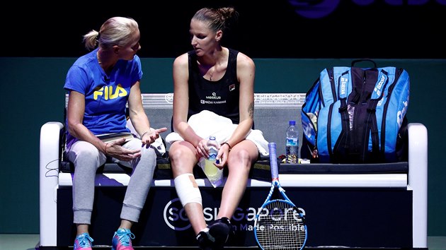 RENNAE RAD. esk tenistka Karolna Plkov (vpravo) pijm rady od od sv australsk kouky Rennae Stubbsov.