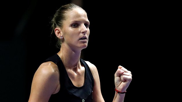 SP̊N VMNA. esk tenistka Karolna Plkov se raduje se zisku fiftnu.