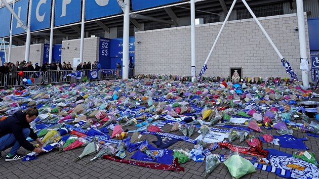 Fanouci fotbalovho klubu Leicester City vyjaduj podporu thajkmu majiteli klubu Vichaii Srivaddhanaprabhaovi, jeho helikoptra havarovala po sobotnm utkn anglick ligy.