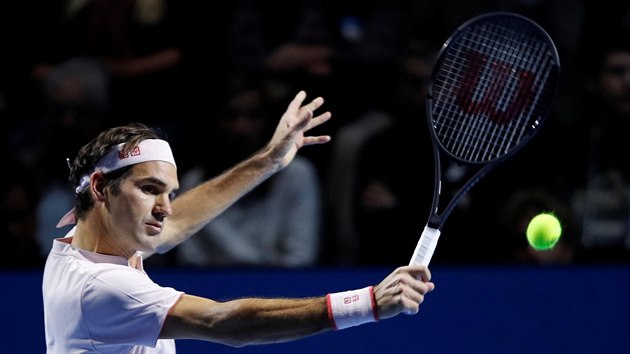 vcarsk tenista Roger Federer hraje bekhendov volej ve finle turnaje v Basileji.