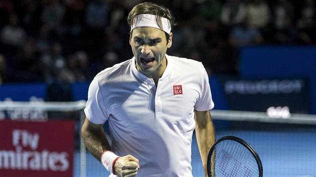 vcarsk tenista Roger Federer se povzbuzuje ve finle turnaje v Basileji.