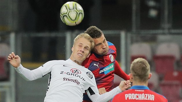 David Machal�k ze Slov�cka (vlevo) a Luk� Hejda z Plzn� sv�d�j� hlavi�kov� souboj.