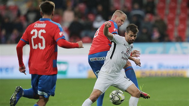 David Limbersk� z Plzn� (uprost�ed) se sna�� p�ipravit o m�� Jana Navr�tila ze Slov�cka.