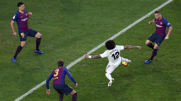 Marcelo z Realu Madrid (v blm) pekonv obranu Barcelony.