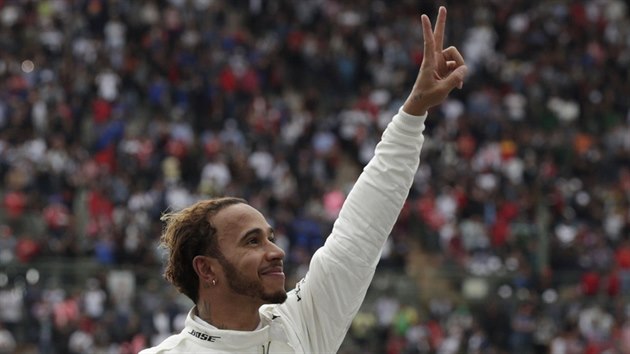 Brit Lewis Hamilton se raduje ze zisku ptho titulu mistra svta v serilu formule 1.