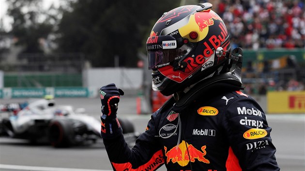 Max Verstappen z Red Bullu se raduje z vtzstv ve Velk cen Mexika.