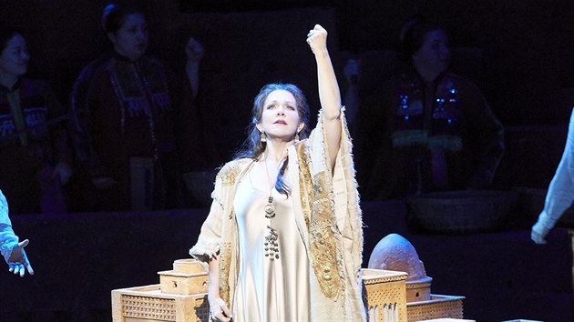 Joyce DiDonato jako královna Kartága Dido v Berliozových Trojanech ve Vídeňské státní opeře