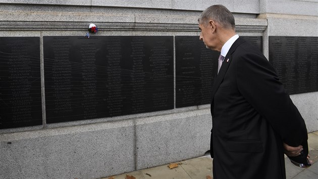 Premir Andrej Babi poloil 24. jna 2018 v Londn vnec u pomnku hrdin z bitvy o Britnii.