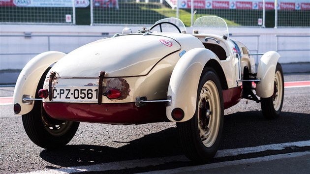 Legendrn automobil se tyiadvacetihodinovky v Le Mans astnil v roce 1949, kdy skonil ve sv kategorii prvn.