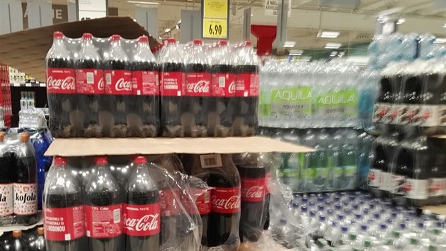 Omezený výběr Coca-Coly v Kauflandu na Jarově v Praze.
