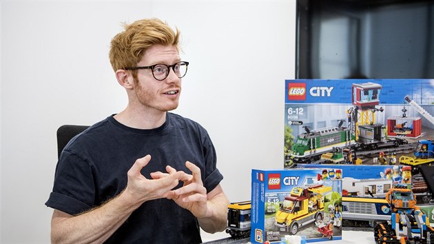 Hlavn designr LEGO City Andrew Coghill si s kostkami dnskho vrobce hraje od malika. Te m prci sn.