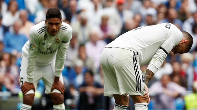 Raphael Varane (vlevo) a Sergio Ramos, stopei Realu Madrid, po inkasovan brance.