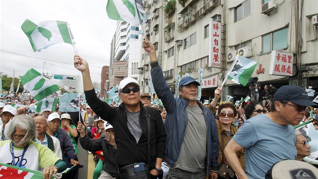 V ulicch tchajwanskho hlavnho msta Tchaj-peje v sobotu protestovali tisce lid a poadovali referendum o nezvislosti na n. (20. jna 2018)