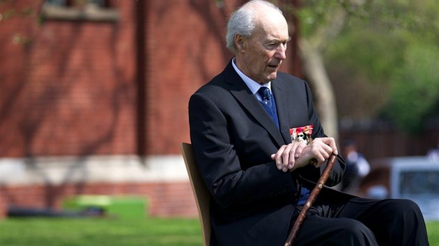 Norsk hrdina Joachim Roenneberg na slavnostn ceremonii na poest velitele operace Gunnerside, pi n mlo komando proniknout do klovch sekc tovrny Norsk Hydro a zniit je vbuchem. Tovrna vyrbla tzv. tkou vodu, kterou Nmci potebovali k vvoji atomov bomby. Operace se v roce 1943 povedla bez jedinho vstelu. (25. dubna 2013)