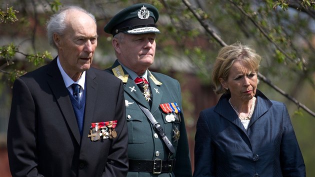 Norsk hrdina Joachim Roenneberg (vlevo) na slavnostn ceremonii na poest velitele operace Gunnerside, pi n mlo komando proniknout do klovch sekc tovrny Norsk Hydro a zniit je vbuchem. Tovrna vyrbla tzv. tkou vodu, kterou Nmci potebovali k vvoji atomov bomby. Operace se v roce 1943 povedla bez jedinho vstelu. (25. dubna 2013)