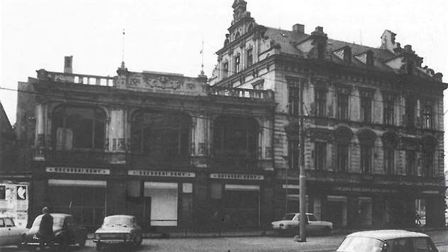 Novorenesann stavba na rohu ulic U Jezu a 1. mje pochzela z roku 1888. Roku 1923 tu firma Mller otevela mdn dm.