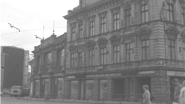 Novorenesann stavba na rohu ulic U Jezu a 1. mje pochzela z roku 1888. Roku 1923 tu firma Mller otevela mdn dm.