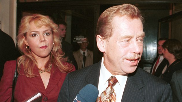 Prezident Vclav Havel a hereka Dagmar Vekrnov ped premirou Havlovy hry Zahradn slavnost v praskm Divadle Na Zbradl. (1. listopadu 1996)