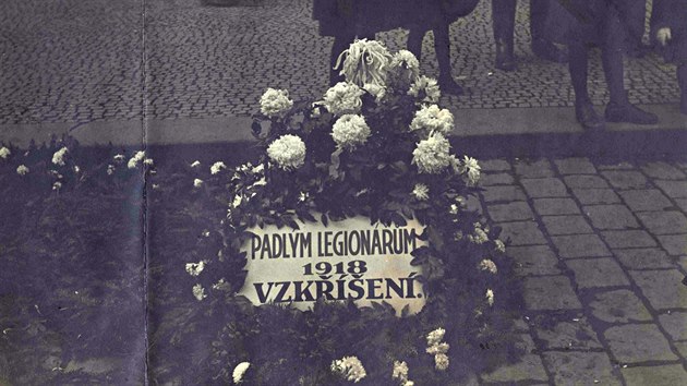 Na Starom�stsk�m n�m�st� vznikl provizorn� pomn��ek padl�m �eskoslovensk�m legion���m. (28. ��jna 1918)