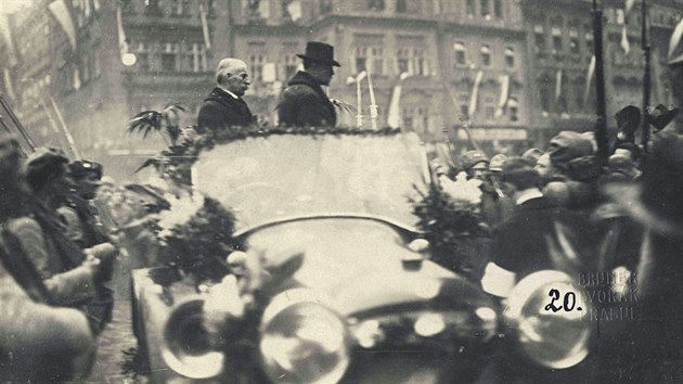Přivítání Tomáše Garrigua Masaryka na Staroměstském náměstí v Praze. Za ním stojí generální tajemník sociálních demokratů František Tomášek. (21. prosince 1918)