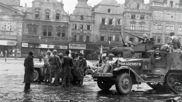 Amerit vojci na nmst v Plzni krtce po jejm osvobozen. (6. kvtna 1945)