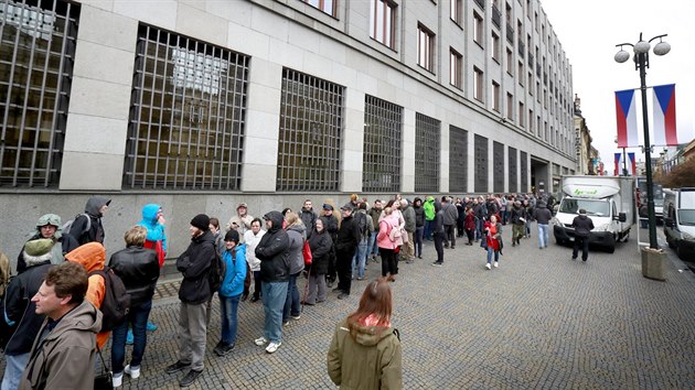 Lidé čekají ve frontě u budovy ČNB v centru Prahy, aby si mohli vyměnit limitovanou sérii dvacetikorunových mincí, vydanou ke stoletému výročí samostatného Československa. (24. října 2018)