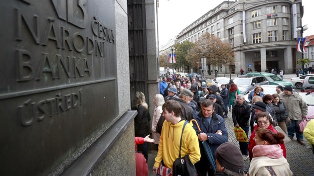 Lidé čekají ve frontě u budovy ČNB v centru Prahy, aby si mohli vyměnit limitovanou sérii dvacetikorunových mincí, vydanou ke stoletému výročí samostatného Československa. (24. října 2018)