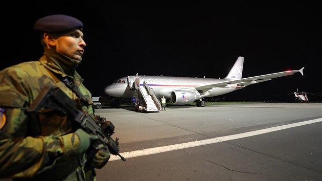 Ostatky českého vojáka Tomáše Procházky převezl vojenský letecký speciál ve středu v noci na pražské kbelské letiště (25. října 2018).