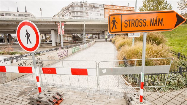 Kvli havarijnmu stavu silninho mostu v prask Bubensk ulici je uzaveno okol pro tramvaje i chodce. (24. jna 2018)