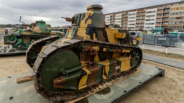 Statick ukzka souasn i historick vojensk techniky na Letensk plni v Praze (25. jna 2018)