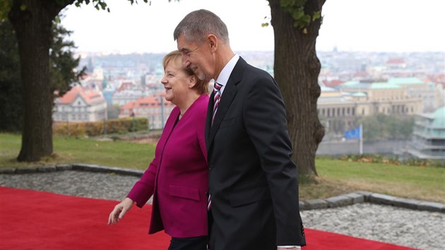 Premir Andrej Babi pivtal v prask Kramov vile nmeckou kanclku Angelu Merkelovou. (26. jna 2018)