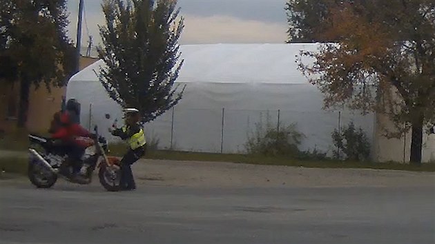 Agresivní motorká srazil policistku ve slub