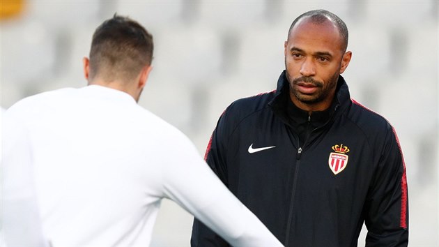 Francouzsk kou Thierry Henry dohl na trnink fotbalist Monaka ped zpasem Ligy mistr proti Bruggm.